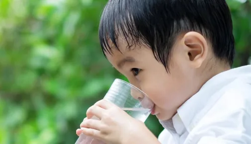 Anak meminum segelas air